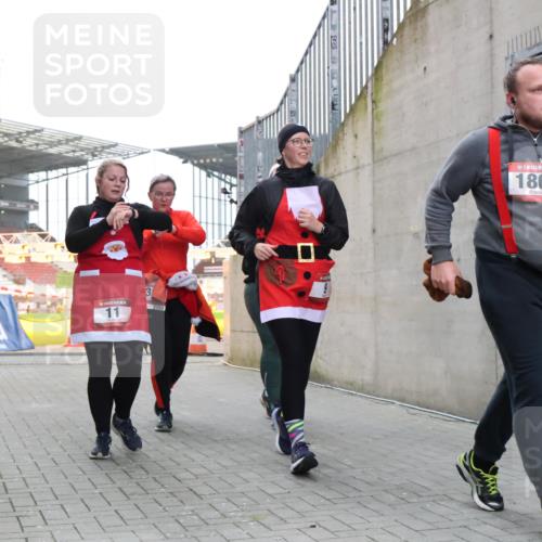 08.12.2024 - St. Pauli X-Mass-Run No. 14 H.Heesch http://msf.ph/oto/7495760 08.12.2024 10:08:02 Ziel 1092, 1152, 1153, 1274, 1685, 1867, 2504, 2505, 9, 11, 1297, 1867, 2350, 2501, 2504 meine-sportfotos.de