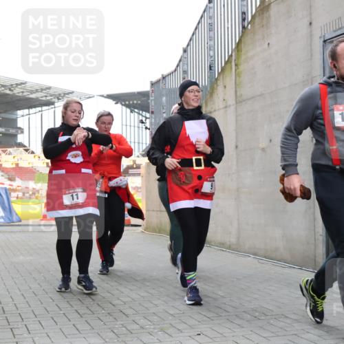 08.12.2024 - St. Pauli X-Mass-Run No. 14 H.Heesch http://msf.ph/oto/7495769 08.12.2024 10:08:02 Ziel 1092, 1152, 1153, 1274, 1685, 1867, 2504, 2505, 9, 11, 1297, 1867, 2350, 2501, 2504 meine-sportfotos.de