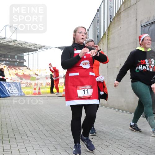 08.12.2024 - St. Pauli X-Mass-Run No. 14 H.Heesch http://msf.ph/oto/7495788 08.12.2024 10:08:04 Ziel 9, 11, 1092, 1152, 1153, 1274, 1685, 1867, 2504, 2505, 9, 11, 1297, 1867, 2350, 2501 meine-sportfotos.de