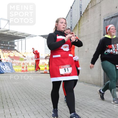 08.12.2024 - St. Pauli X-Mass-Run No. 14 H.Heesch http://msf.ph/oto/7495802 08.12.2024 10:08:04 Ziel 9, 11, 1092, 1152, 1153, 1274, 1685, 1867, 2504, 2505, 9, 11, 1297, 1867, 2350, 2501 meine-sportfotos.de