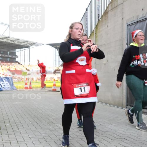 08.12.2024 - St. Pauli X-Mass-Run No. 14 H.Heesch http://msf.ph/oto/7495812 08.12.2024 10:08:05 Ziel 9, 11, 1092, 1152, 1153, 1274, 1685, 1867, 2350, 2501, 2504, 2505, 9, 11, 1297, 2350, 2501, 3010, 3012 meine-sportfotos.de