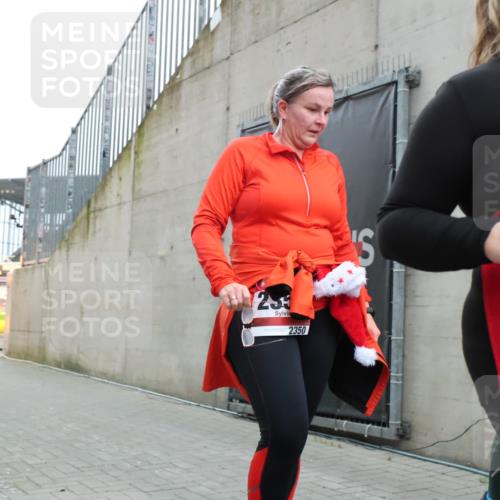 08.12.2024 - St. Pauli X-Mass-Run No. 14 H.Heesch http://msf.ph/oto/7495857 08.12.2024 10:08:06 Ziel 9, 11, 1092, 1152, 1153, 1274, 1685, 1867, 2350, 2501, 2504, 2505, 11, 1297, 2350, 2501, 3010, 3012 meine-sportfotos.de