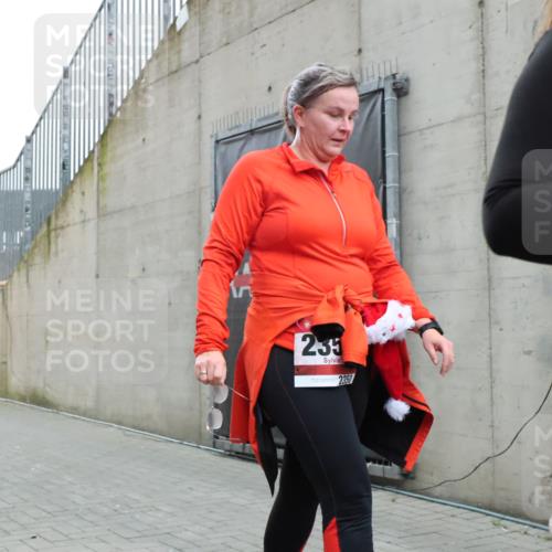 08.12.2024 - St. Pauli X-Mass-Run No. 14 H.Heesch http://msf.ph/oto/7495879 08.12.2024 10:08:06 Ziel 9, 11, 1092, 1152, 1153, 1274, 1685, 1867, 2350, 2501, 2504, 2505, 11, 1297, 2350, 2501, 3010, 3012 meine-sportfotos.de