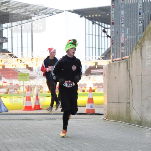 08.12.2024 - St. Pauli X-Mass-Run No. 14 H.Heesch http://msf.ph/oto/7495883 08.12.2024 10:00:03 Ziel 100, 190, 2762, 3156, 3157, 100, 2932 meine-sportfotos.de