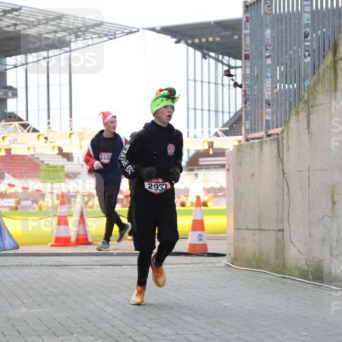 08.12.2024 - St. Pauli X-Mass-Run No. 14 H.Heesch http://msf.ph/oto/7495889 08.12.2024 10:00:03 Ziel 100, 190, 2762, 3156, 3157, 100, 2932 meine-sportfotos.de