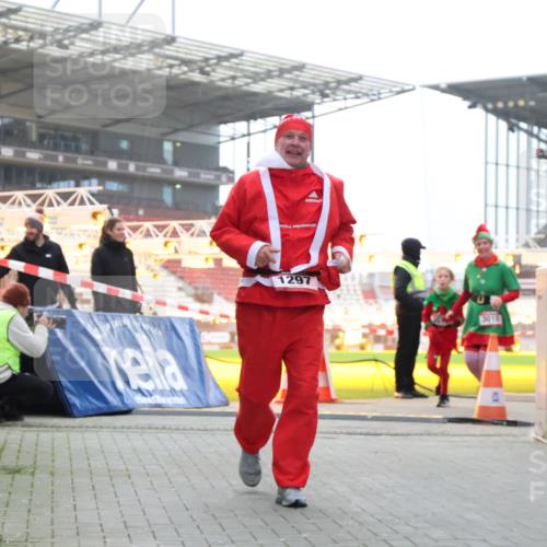 08.12.2024 - St. Pauli X-Mass-Run No. 14 H.Heesch http://msf.ph/oto/7495900 08.12.2024 10:08:08 Ziel 9, 11, 1092, 1152, 1153, 1297, 1685, 1867, 2350, 2501, 2504, 2505, 1297, 3010, 3012 meine-sportfotos.de