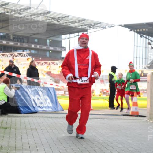 08.12.2024 - St. Pauli X-Mass-Run No. 14 H.Heesch http://msf.ph/oto/7495909 08.12.2024 10:08:08 Ziel 9, 11, 1092, 1152, 1153, 1297, 1685, 1867, 2350, 2501, 2504, 2505, 1297, 3010, 3012 meine-sportfotos.de