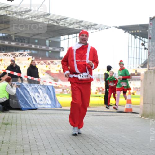 08.12.2024 - St. Pauli X-Mass-Run No. 14 H.Heesch http://msf.ph/oto/7495922 08.12.2024 10:08:08 Ziel 9, 11, 1092, 1152, 1153, 1297, 1685, 1867, 2350, 2501, 2504, 2505, 1297, 3010, 3012 meine-sportfotos.de