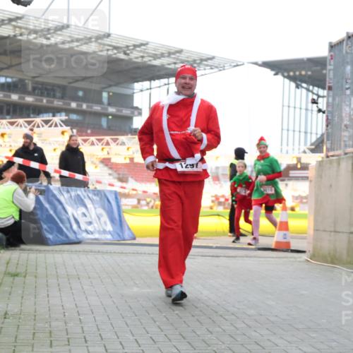 08.12.2024 - St. Pauli X-Mass-Run No. 14 H.Heesch http://msf.ph/oto/7495930 08.12.2024 10:08:08 Ziel 9, 11, 1092, 1152, 1153, 1297, 1685, 1867, 2350, 2501, 2504, 2505, 1297, 3010, 3012 meine-sportfotos.de