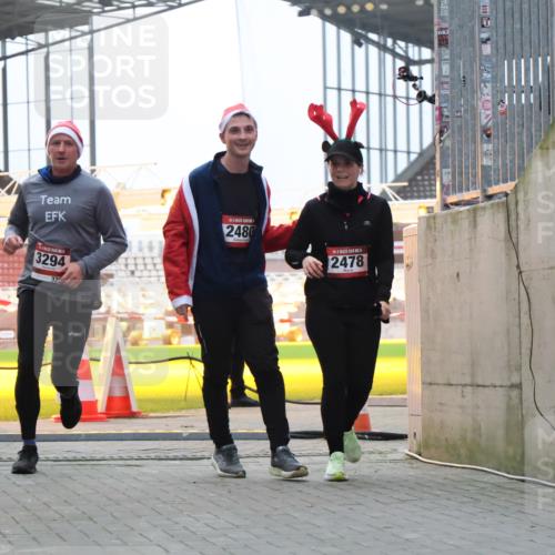 08.12.2024 - St. Pauli X-Mass-Run No. 14 H.Heesch http://msf.ph/oto/7495934 08.12.2024 10:00:10 Ziel 100, 2932, 123, 2478, 2480, 2739, 2958, 3294 meine-sportfotos.de