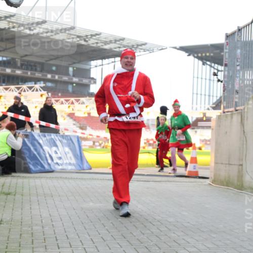08.12.2024 - St. Pauli X-Mass-Run No. 14 H.Heesch http://msf.ph/oto/7495938 08.12.2024 10:08:08 Ziel 9, 11, 1092, 1152, 1153, 1297, 1685, 1867, 2350, 2501, 2504, 2505, 1297, 3010, 3012 meine-sportfotos.de