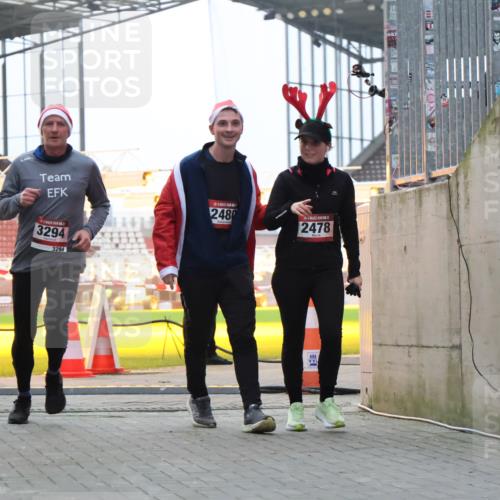 08.12.2024 - St. Pauli X-Mass-Run No. 14 H.Heesch http://msf.ph/oto/7495953 08.12.2024 10:00:10 Ziel 100, 2932, 123, 2478, 2480, 2739, 2958, 3294 meine-sportfotos.de