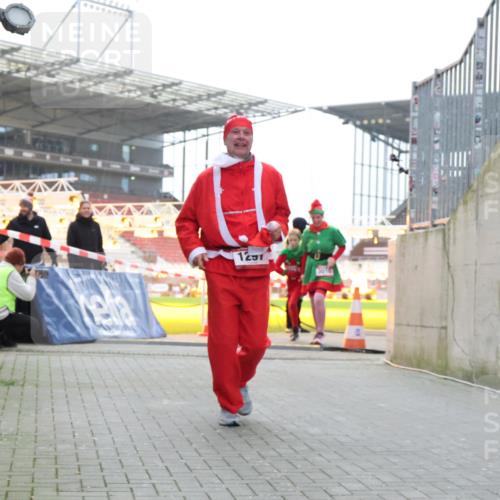08.12.2024 - St. Pauli X-Mass-Run No. 14 H.Heesch http://msf.ph/oto/7495955 08.12.2024 10:08:09 Ziel 9, 11, 1092, 1152, 1153, 1297, 1685, 1867, 2350, 2501, 2504, 2505, 1297, 3010, 3012 meine-sportfotos.de