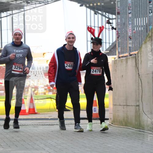 08.12.2024 - St. Pauli X-Mass-Run No. 14 H.Heesch http://msf.ph/oto/7495961 08.12.2024 10:00:10 Ziel 100, 2932, 123, 2478, 2480, 2739, 2958, 3294 meine-sportfotos.de