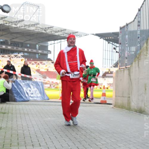 08.12.2024 - St. Pauli X-Mass-Run No. 14 H.Heesch http://msf.ph/oto/7495962 08.12.2024 10:08:09 Ziel 9, 11, 1092, 1152, 1153, 1297, 1685, 1867, 2350, 2501, 2504, 2505, 1297, 3010, 3012 meine-sportfotos.de
