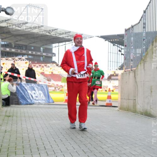 08.12.2024 - St. Pauli X-Mass-Run No. 14 H.Heesch http://msf.ph/oto/7495971 08.12.2024 10:08:09 Ziel 9, 11, 1092, 1152, 1153, 1297, 1685, 1867, 2350, 2501, 2504, 2505, 1297, 3010, 3012 meine-sportfotos.de