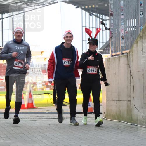 08.12.2024 - St. Pauli X-Mass-Run No. 14 H.Heesch http://msf.ph/oto/7495972 08.12.2024 10:00:10 Ziel 100, 2932, 123, 2478, 2480, 2739, 2958, 3294 meine-sportfotos.de