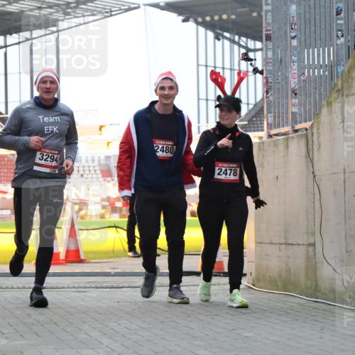 08.12.2024 - St. Pauli X-Mass-Run No. 14 H.Heesch http://msf.ph/oto/7495982 08.12.2024 10:00:10 Ziel 100, 2932, 123, 2478, 2480, 2739, 2958, 3294 meine-sportfotos.de