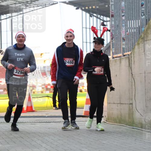 08.12.2024 - St. Pauli X-Mass-Run No. 14 H.Heesch http://msf.ph/oto/7495998 08.12.2024 10:00:10 Ziel 100, 2932, 123, 2478, 2480, 2739, 2958, 3294 meine-sportfotos.de