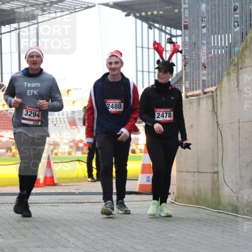 08.12.2024 - St. Pauli X-Mass-Run No. 14 H.Heesch http://msf.ph/oto/7496006 08.12.2024 10:00:11 Ziel 100, 2932, 123, 2478, 2480, 2739, 2958, 3294 meine-sportfotos.de