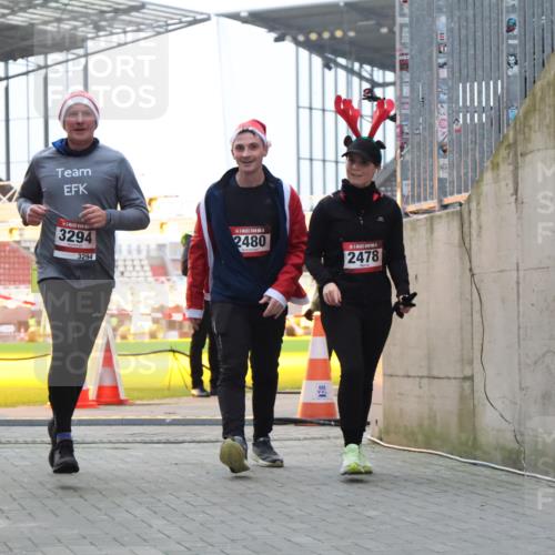 08.12.2024 - St. Pauli X-Mass-Run No. 14 H.Heesch http://msf.ph/oto/7496012 08.12.2024 10:00:11 Ziel 100, 2932, 123, 2478, 2480, 2739, 2958, 3294 meine-sportfotos.de
