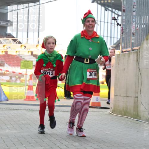 08.12.2024 - St. Pauli X-Mass-Run No. 14 H.Heesch http://msf.ph/oto/7496013 08.12.2024 10:08:12 Ziel 9, 11, 1297, 1685, 1867, 2350, 2501, 2504, 2505, 83, 328, 580, 2587, 2969, 3010, 3012 meine-sportfotos.de