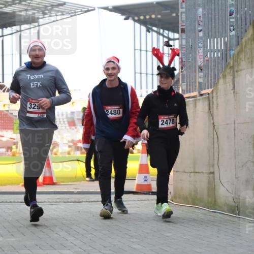 08.12.2024 - St. Pauli X-Mass-Run No. 14 H.Heesch http://msf.ph/oto/7496021 08.12.2024 10:00:11 Ziel 100, 2932, 123, 2478, 2480, 2739, 2958, 3294 meine-sportfotos.de