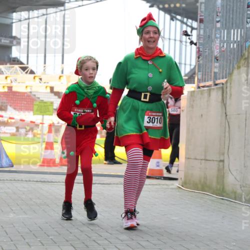08.12.2024 - St. Pauli X-Mass-Run No. 14 H.Heesch http://msf.ph/oto/7496022 08.12.2024 10:08:12 Ziel 9, 11, 1297, 1685, 1867, 2350, 2501, 2504, 2505, 83, 328, 580, 2587, 2969, 3010, 3012 meine-sportfotos.de