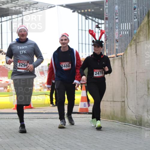 08.12.2024 - St. Pauli X-Mass-Run No. 14 H.Heesch http://msf.ph/oto/7496029 08.12.2024 10:00:11 Ziel 100, 2932, 123, 2478, 2480, 2739, 2958, 3294 meine-sportfotos.de