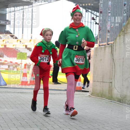 08.12.2024 - St. Pauli X-Mass-Run No. 14 H.Heesch http://msf.ph/oto/7496030 08.12.2024 10:08:12 Ziel 9, 11, 1297, 1685, 1867, 2350, 2501, 2504, 2505, 83, 328, 580, 2587, 2969, 3010, 3012 meine-sportfotos.de