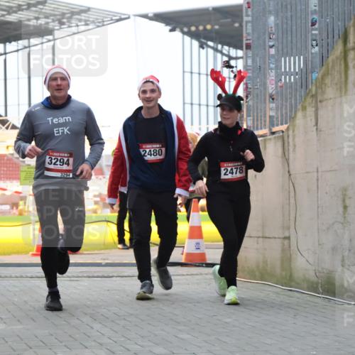 08.12.2024 - St. Pauli X-Mass-Run No. 14 H.Heesch http://msf.ph/oto/7496037 08.12.2024 10:00:11 Ziel 100, 2932, 123, 2478, 2480, 2739, 2958, 3294 meine-sportfotos.de