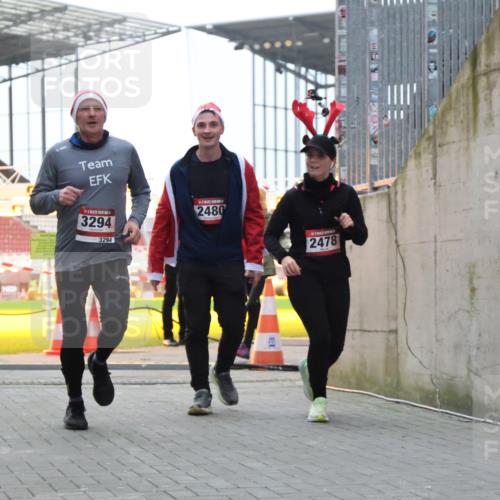 08.12.2024 - St. Pauli X-Mass-Run No. 14 H.Heesch http://msf.ph/oto/7496046 08.12.2024 10:00:11 Ziel 100, 2932, 123, 2478, 2480, 2739, 2958, 3294 meine-sportfotos.de