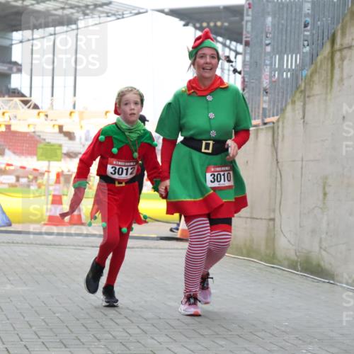 08.12.2024 - St. Pauli X-Mass-Run No. 14 H.Heesch http://msf.ph/oto/7496053 08.12.2024 10:08:12 Ziel 9, 11, 1297, 1685, 1867, 2350, 2501, 2504, 2505, 83, 328, 580, 2587, 2969, 3010, 3012 meine-sportfotos.de
