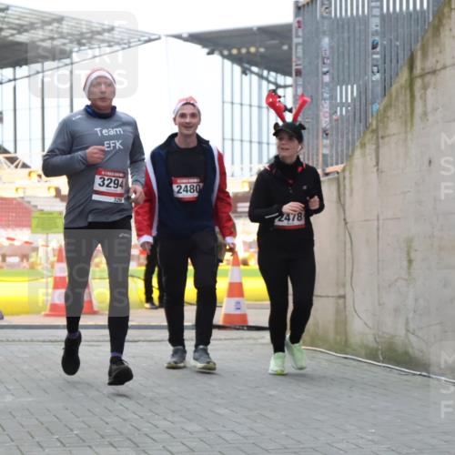 08.12.2024 - St. Pauli X-Mass-Run No. 14 H.Heesch http://msf.ph/oto/7496060 08.12.2024 10:00:11 Ziel 100, 2932, 123, 2478, 2480, 2739, 2958, 3294 meine-sportfotos.de