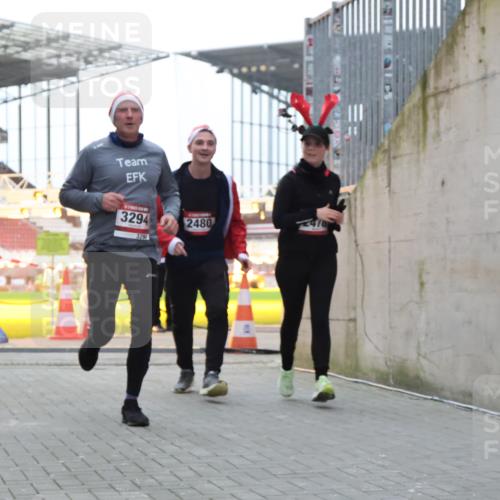 08.12.2024 - St. Pauli X-Mass-Run No. 14 H.Heesch http://msf.ph/oto/7496077 08.12.2024 10:00:11 Ziel 100, 2932, 123, 2478, 2480, 2739, 2958, 3294 meine-sportfotos.de