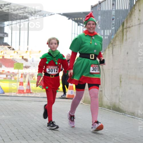 08.12.2024 - St. Pauli X-Mass-Run No. 14 H.Heesch http://msf.ph/oto/7496079 08.12.2024 10:08:12 Ziel 9, 11, 1297, 1685, 1867, 2350, 2501, 2504, 2505, 83, 328, 580, 2587, 2969, 3010, 3012 meine-sportfotos.de