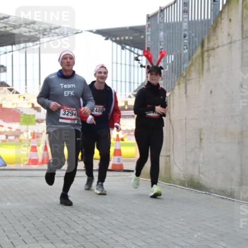 08.12.2024 - St. Pauli X-Mass-Run No. 14 H.Heesch http://msf.ph/oto/7496086 08.12.2024 10:00:11 Ziel 100, 2932, 123, 2478, 2480, 2739, 2958, 3294 meine-sportfotos.de