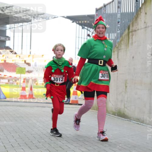 08.12.2024 - St. Pauli X-Mass-Run No. 14 H.Heesch http://msf.ph/oto/7496089 08.12.2024 10:08:13 Ziel 9, 11, 1297, 1867, 2350, 2501, 2504, 2505, 3010, 3012, 83, 328, 580, 2587, 2968, 2969, 3010, 3012 meine-sportfotos.de