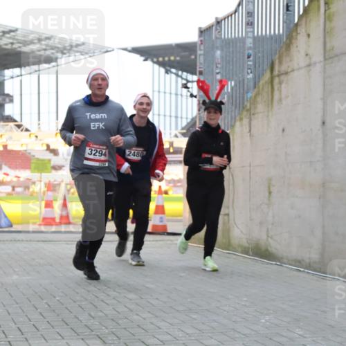 08.12.2024 - St. Pauli X-Mass-Run No. 14 H.Heesch http://msf.ph/oto/7496095 08.12.2024 10:00:11 Ziel 100, 2932, 123, 2478, 2480, 2739, 2958, 3294 meine-sportfotos.de