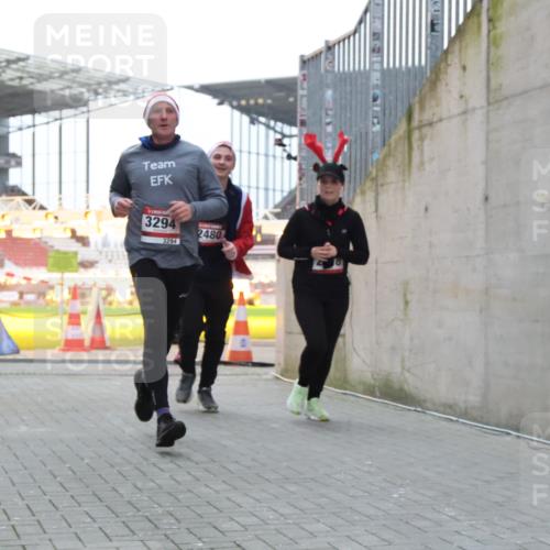 08.12.2024 - St. Pauli X-Mass-Run No. 14 H.Heesch http://msf.ph/oto/7496110 08.12.2024 10:00:11 Ziel 100, 2932, 123, 2478, 2480, 2739, 2958, 3294 meine-sportfotos.de