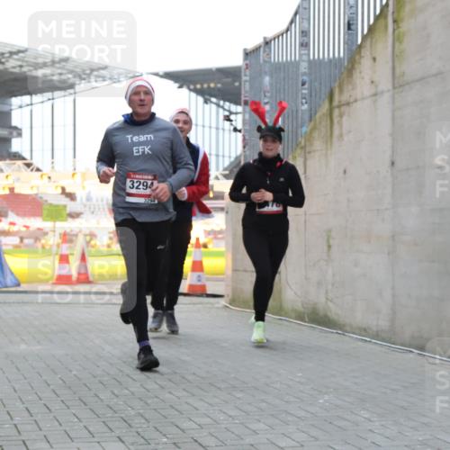 08.12.2024 - St. Pauli X-Mass-Run No. 14 H.Heesch http://msf.ph/oto/7496117 08.12.2024 10:00:11 Ziel 100, 2932, 123, 2478, 2480, 2739, 2958, 3294 meine-sportfotos.de