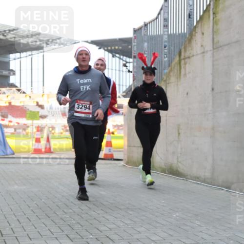 08.12.2024 - St. Pauli X-Mass-Run No. 14 H.Heesch http://msf.ph/oto/7496123 08.12.2024 10:00:12 Ziel 100, 2932, 3294, 123, 2478, 2480, 2739, 2958, 3294 meine-sportfotos.de