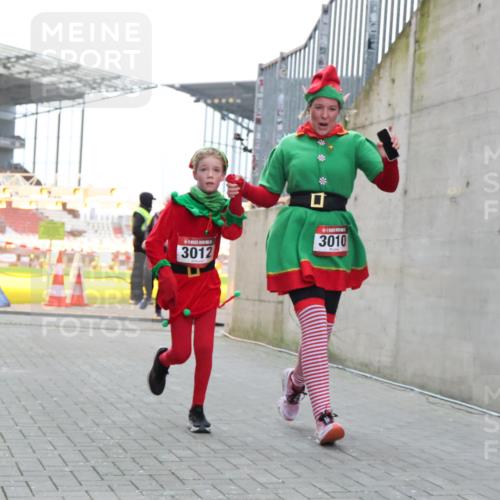 08.12.2024 - St. Pauli X-Mass-Run No. 14 H.Heesch http://msf.ph/oto/7496126 08.12.2024 10:08:13 Ziel 9, 11, 1297, 1867, 2350, 2501, 2504, 2505, 3010, 3012, 83, 328, 580, 2587, 2968, 2969, 3010, 3012 meine-sportfotos.de