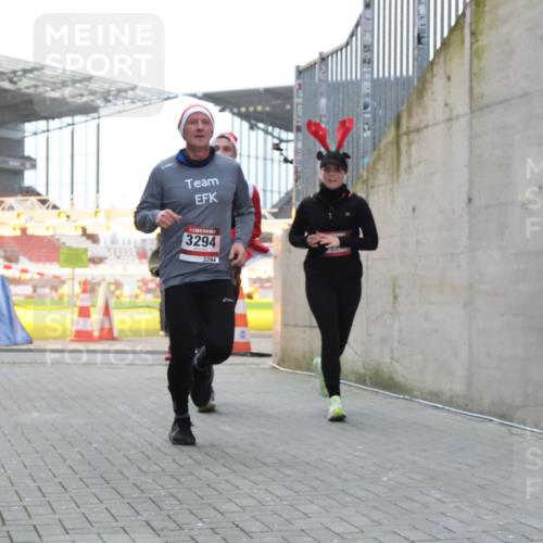 08.12.2024 - St. Pauli X-Mass-Run No. 14 H.Heesch http://msf.ph/oto/7496131 08.12.2024 10:00:12 Ziel 100, 2932, 3294, 123, 2478, 2480, 2739, 2958, 3294 meine-sportfotos.de