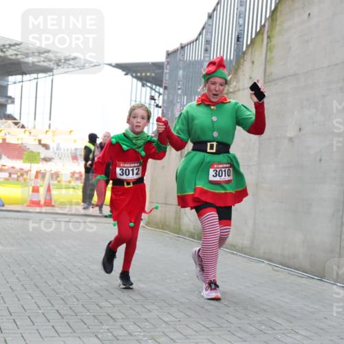 08.12.2024 - St. Pauli X-Mass-Run No. 14 H.Heesch http://msf.ph/oto/7496133 08.12.2024 10:08:13 Ziel 9, 11, 1297, 1867, 2350, 2501, 2504, 2505, 3010, 3012, 83, 328, 580, 2587, 2968, 2969, 3010, 3012 meine-sportfotos.de