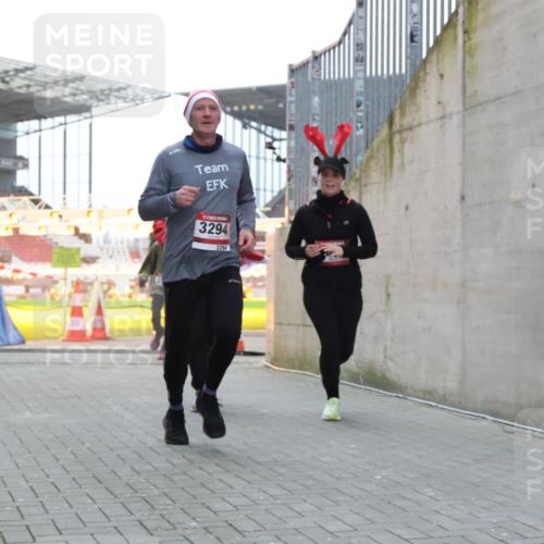 08.12.2024 - St. Pauli X-Mass-Run No. 14 H.Heesch http://msf.ph/oto/7496139 08.12.2024 10:00:12 Ziel 100, 2932, 3294, 123, 2478, 2480, 2739, 2958, 3294 meine-sportfotos.de