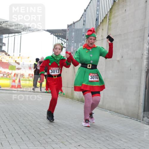 08.12.2024 - St. Pauli X-Mass-Run No. 14 H.Heesch http://msf.ph/oto/7496142 08.12.2024 10:08:13 Ziel 9, 11, 1297, 1867, 2350, 2501, 2504, 2505, 3010, 3012, 83, 328, 580, 2587, 2968, 2969, 3010, 3012 meine-sportfotos.de