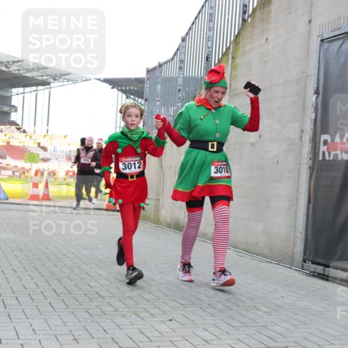 08.12.2024 - St. Pauli X-Mass-Run No. 14 H.Heesch http://msf.ph/oto/7496157 08.12.2024 10:08:13 Ziel 9, 11, 1297, 1867, 2350, 2501, 2504, 2505, 3010, 3012, 83, 328, 580, 2587, 2968, 2969, 3010, 3012 meine-sportfotos.de