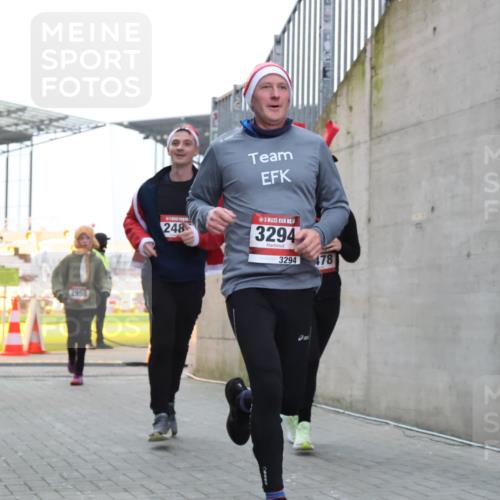 08.12.2024 - St. Pauli X-Mass-Run No. 14 H.Heesch http://msf.ph/oto/7496162 08.12.2024 10:00:12 Ziel 100, 2932, 3294, 123, 2478, 2480, 2739, 2958, 3294 meine-sportfotos.de