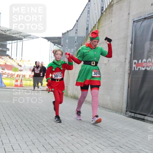 08.12.2024 - St. Pauli X-Mass-Run No. 14 H.Heesch http://msf.ph/oto/7496165 08.12.2024 10:08:13 Ziel 9, 11, 1297, 1867, 2350, 2501, 2504, 2505, 3010, 3012, 83, 328, 580, 2587, 2968, 2969, 3010, 3012 meine-sportfotos.de